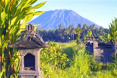 Amed mit Vulkan Agung im Hintergrund